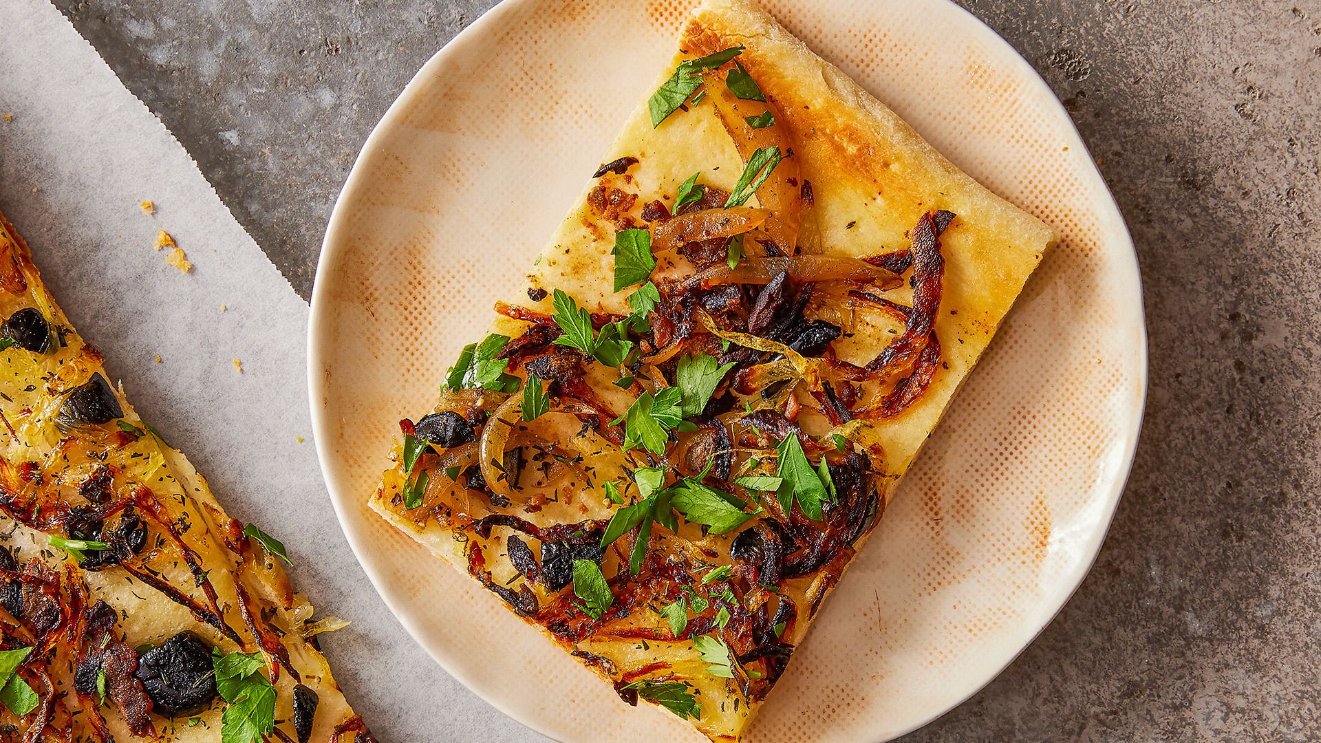Inverted Pizza with Olives, Anchovies and Caramelized Onions ...